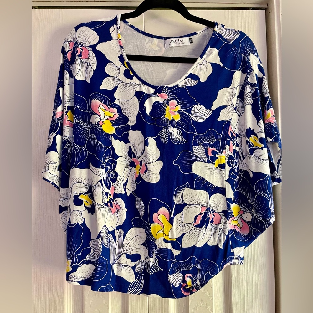 Excellent Condition Ava Sky Top